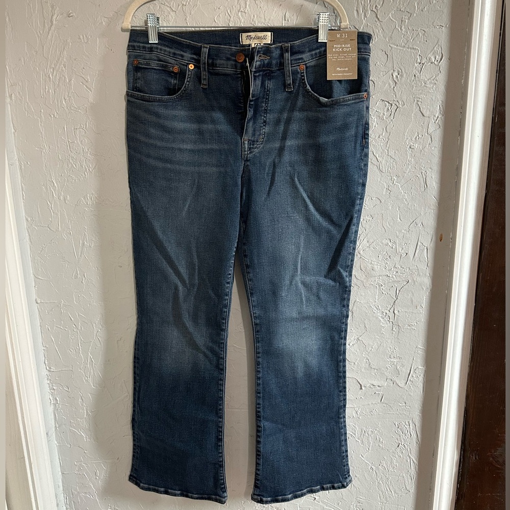 NWT Mid rise Kick out crop jeans
